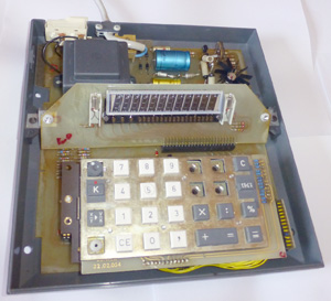 Калькулятор Contex 220 внутри  со снятой верхней крышкой