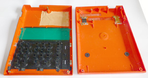 Калькулятор Elka 50M - вид на разобранный корпус