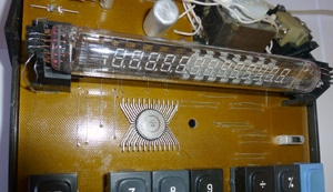 Калькулятор Электроника МК 42 вид на центральную микросхему К145ВХ1