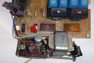 Калькулятор Электроника МК 59 вид на блок питания и основные микросхемы КР165ГФ2 К145ВВ8П К145ВВ7П
