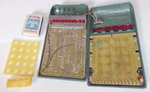 Калькулятор Электроника Б3-19М в открытом виде с откинутой платой клавиатуры - видны шпыньки, на которые она надевается