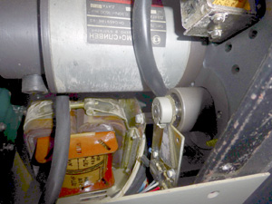 Накопитель на магнитной ленте СМ 5300.01 бобинный - один из двигателей и трансформатор