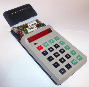 Калькулятор Электроника Б3-24 - батарейный отсек и разъём питания