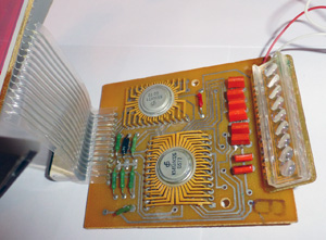 Калькулятор Электроника Б3-24 - вид на комплект золотых микросхем К514КТ1 и К145ИК12Б