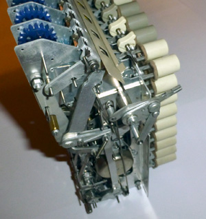 Арифмометр Sumlock FireFlow 912/IVB/C - блок механических вычислений вид с одного из боков на рычажок сброса