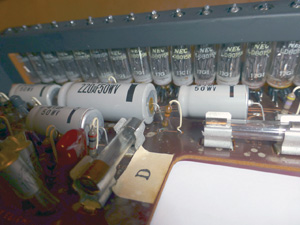 Калькулятор Toshiba BC-1414 вид на блок индикаторных ламп и стабилизатор напряжения