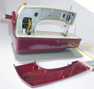Игрушка Машинка Швейная Детская с механическим приводом (МШДМ) вид на механизм сзади