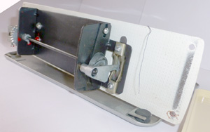 Игрушка Машинка Швейная Детская с механическим приводом (МШДМ) вид на механизм внизу и крючок