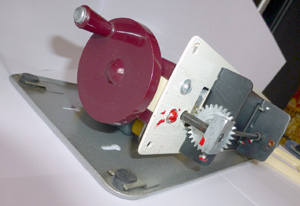Игрушка Машинка Швейная Детская с механическим приводом (МШДМ) вид на механизм внизу и преобразователь движения