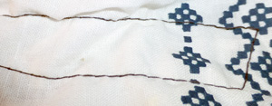 Образец прошитой ткани к Игрушке Машинка Швейная Детская с механическим приводом (МШДМ) с одной стороны