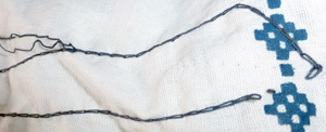 Образец прошитой ткани к Игрушке Машинка Швейная Детская с механическим приводом (МШДМ) со второй стороны