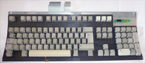 Внутренность клавиатуры IBM PS/1 без верхних колпачков с символами и платы контроллера