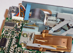 Дохлый встроенный дисковод Epson SMD-480L вид на привод головки на шестерёнке