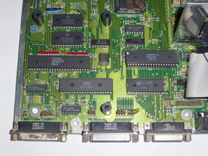 Часть основной платы Atari 520 STfm вид 3 - музыкальный сопроцессор, контроллеры дисководов и порты