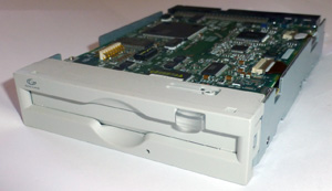 Дисковод магнитооптических дисков Fujitsu MCE3130SS GigaMO 1.3 GB общий вид