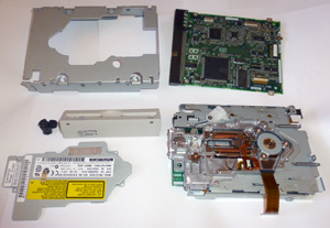 Дисковод магнитооптических дисков Fujitsu MCE3130SS GigaMO 1.3 GB в разобранном виде с одной стороны