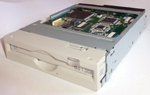 Дисковод магнитооптических дисков Fujitsu MCM3130SS GigaMO 1.3 GB общий вид