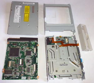 Дисковод магнитооптических дисков Fujitsu MCM3130SS GigaMO 1.3 GB в разобранном виде с другой стороны