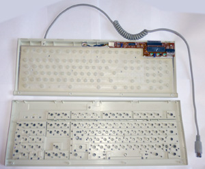 Клавиатура KB-5311 DIN AT в открытом состоянии
